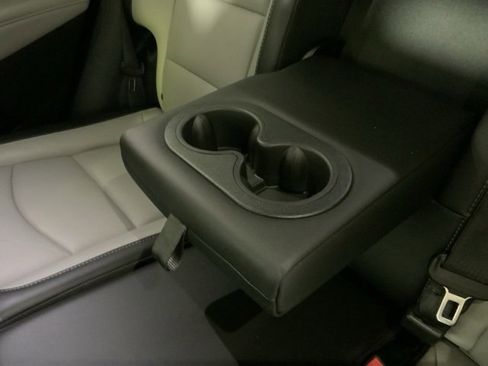 Used 2018 Chevrolet Equinox Premier image 32