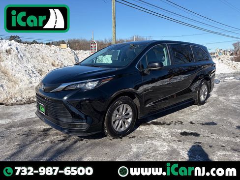 Used 2024 Toyota Sienna LE image 1