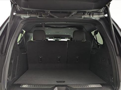 Used 2023 Chevrolet Suburban Premier image 18