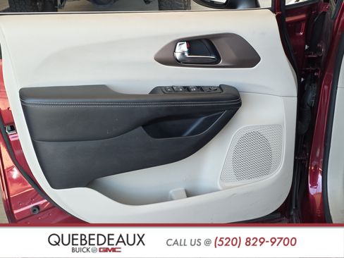 Used 2021 Chrysler Voyager LX FWD image 9
