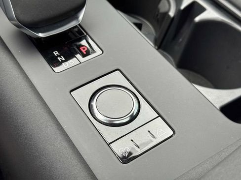 Used 2023 Land Rover Discovery Metropolitan Edition image 16