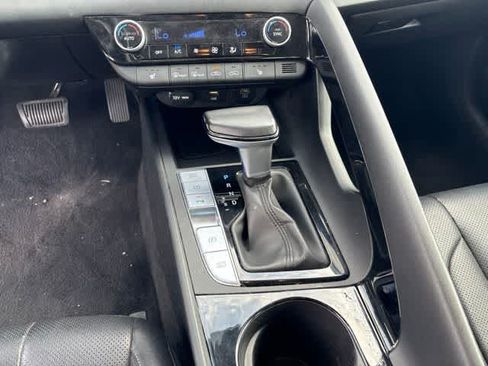 Used 2024 Hyundai Elantra Limited FWD image 19