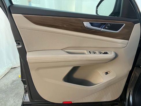 Certified 2025 Volkswagen Atlas SE image 9