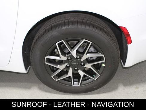 New 2027 Chrysler Pacifica Limited AWD/4WD image 11