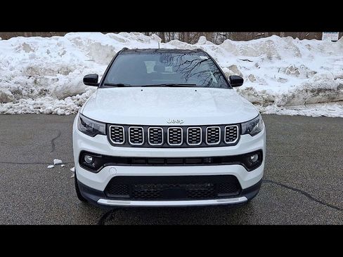 Used 2025 Jeep Compass Limited image 3