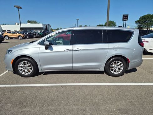 Used 2023 Chrysler Pacifica Touring-L FWD image 9