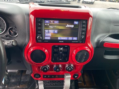 Used 2018 Jeep Wrangler Unlimited Rubicon w/ Connectivity Group image 11