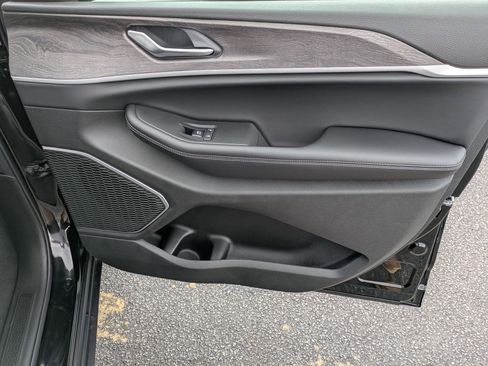 New 2025 Jeep Grand Cherokee Limited w/ Black Appearance Package image 35