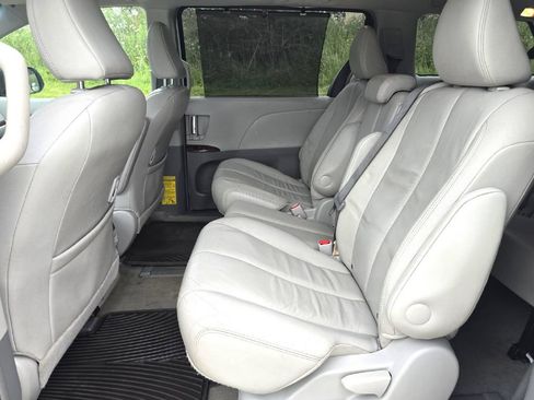 Used 2012 Toyota Sienna XLE w/ Entertainment Pkg FWD image 14