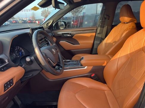 Used 2021 Toyota Highlander Platinum image 8