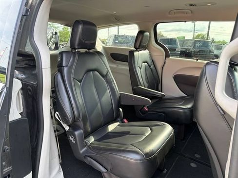 Used 2023 Chrysler Pacifica Touring-L FWD image 32