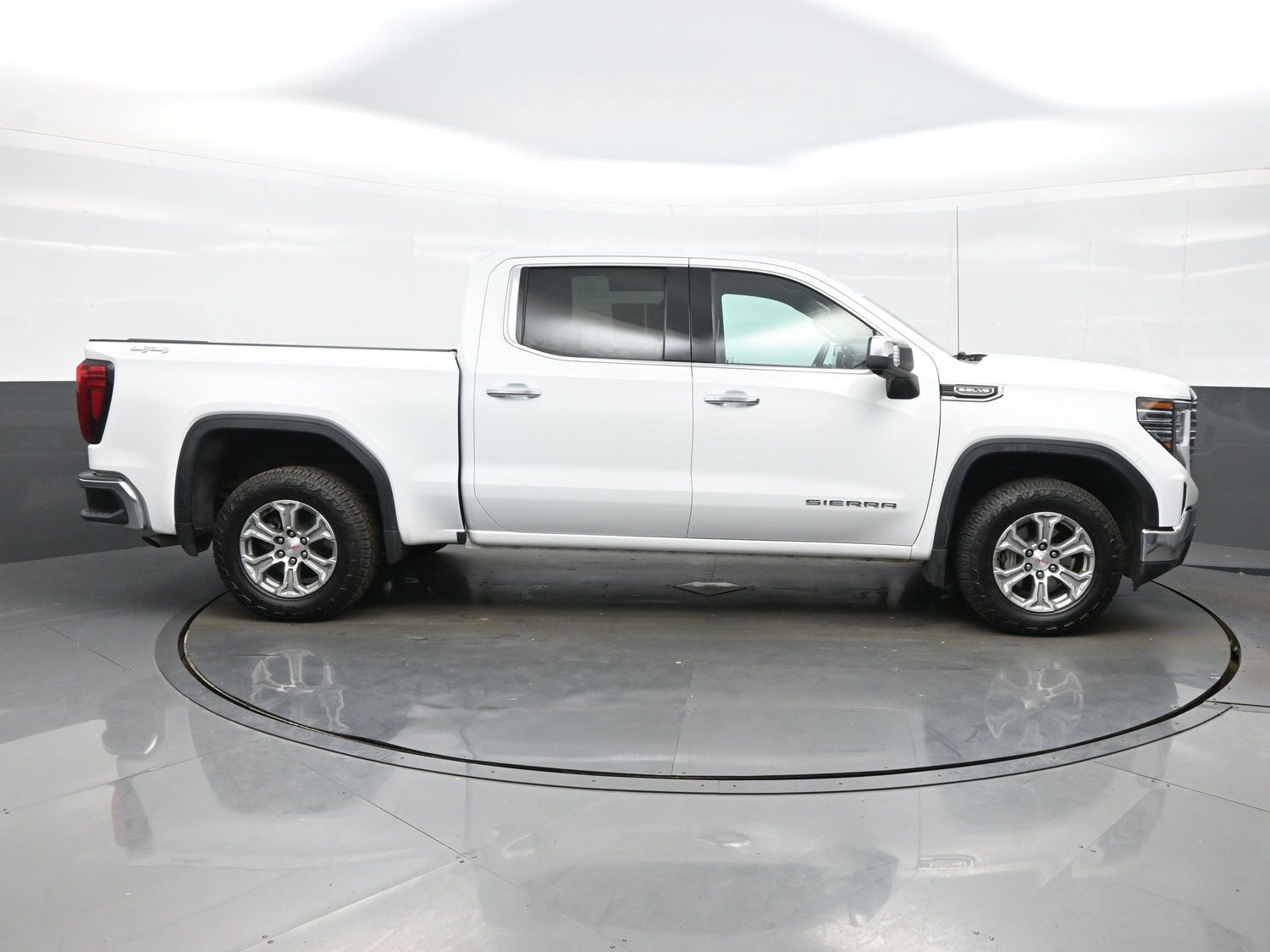 Used 2024 GMC Sierra 1500 SLT AWD/4WD image 10