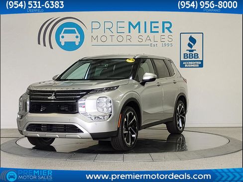 Used 2023 Mitsubishi Outlander SE image 1