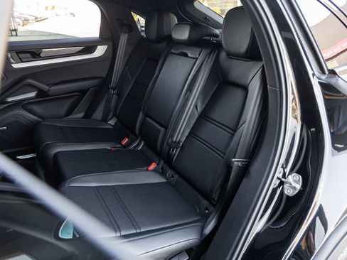 Certified 2026 Porsche Cayenne Coupe AWD/4WD image 32