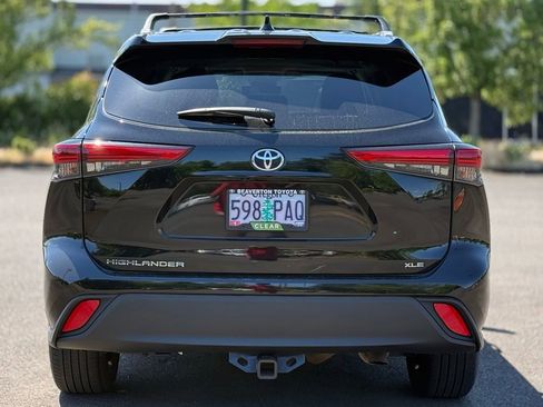 Used 2023 Toyota Highlander XLE FWD image 4
