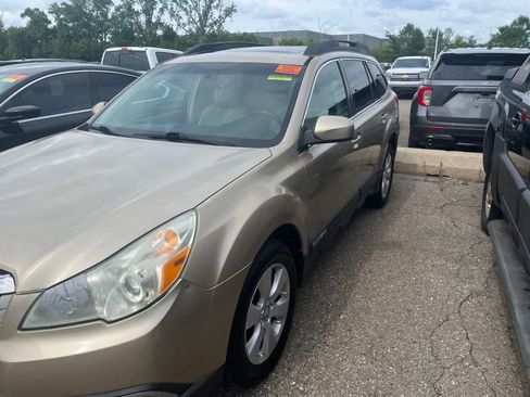 Used 2010 Subaru Outback 2.5i Limited AWD/4WD image 6