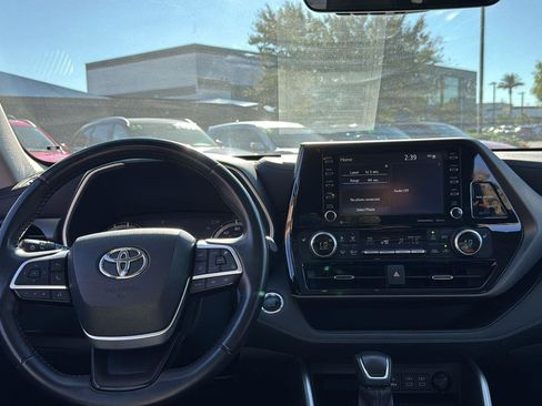 Used 2022 Toyota Highlander XLE image 7