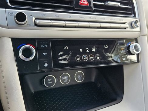 Used 2025 Genesis G70 2.5T image 19