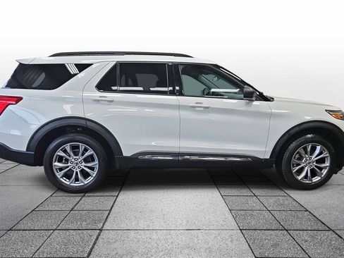 Used 2021 Ford Explorer XLT w/ Equipment Group 202A image 4