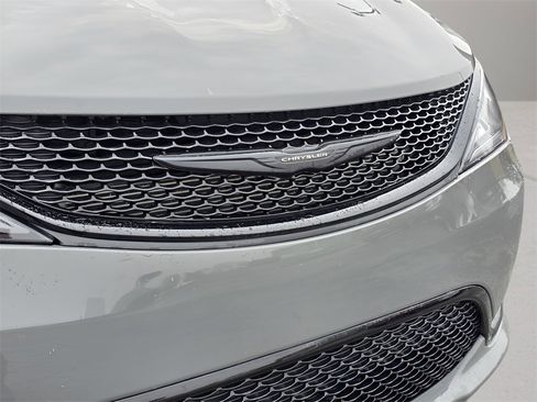 Used 2020 Chrysler Pacifica Touring w/ S Appearance Package image 9