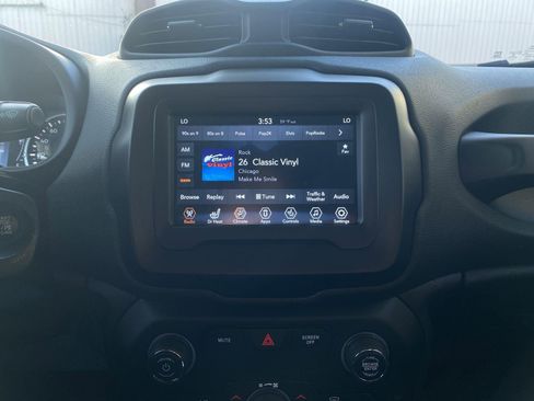 Used 2019 Jeep Renegade Latitude w/ Cold Weather Group image 5