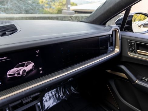 Certified 2025 Porsche Cayenne GTS image 39