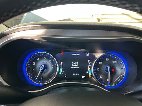 Used 2023 Chrysler Pacifica Touring-L image 27