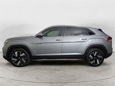 Used 2024 Volkswagen Atlas Cross Sport SE image 2