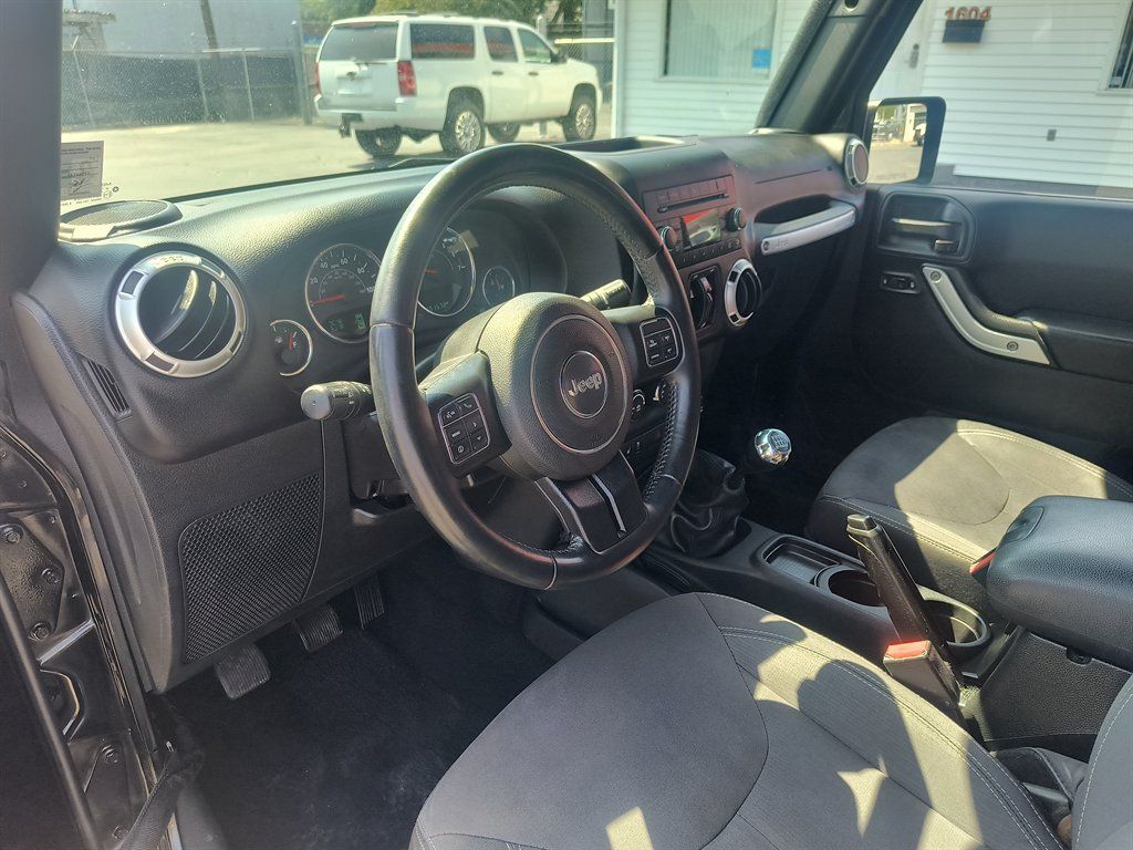 Used 2017 Jeep Wrangler Unlimited Sahara w/ Max Tow Package AWD/4WD image 13
