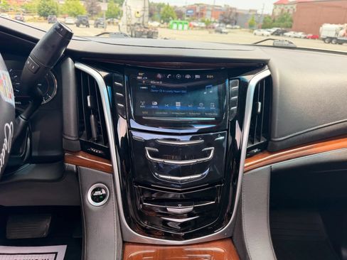 Used 2020 Cadillac Escalade ESV Luxury AWD/4WD image 32