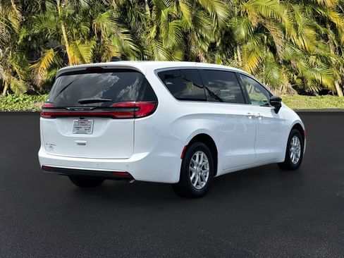 New 2027 Chrysler Pacifica Select FWD image 5