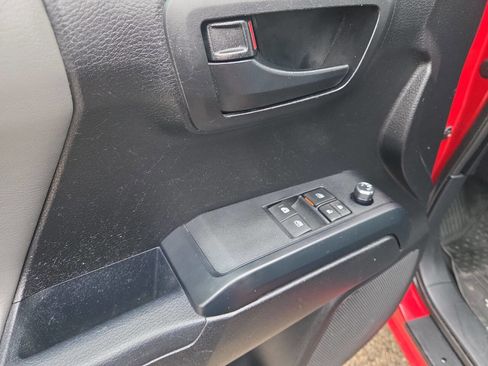 Used 2017 Toyota Tacoma SR image 10