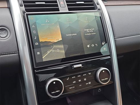 New 2025 Land Rover Discovery Dynamic SE image 21