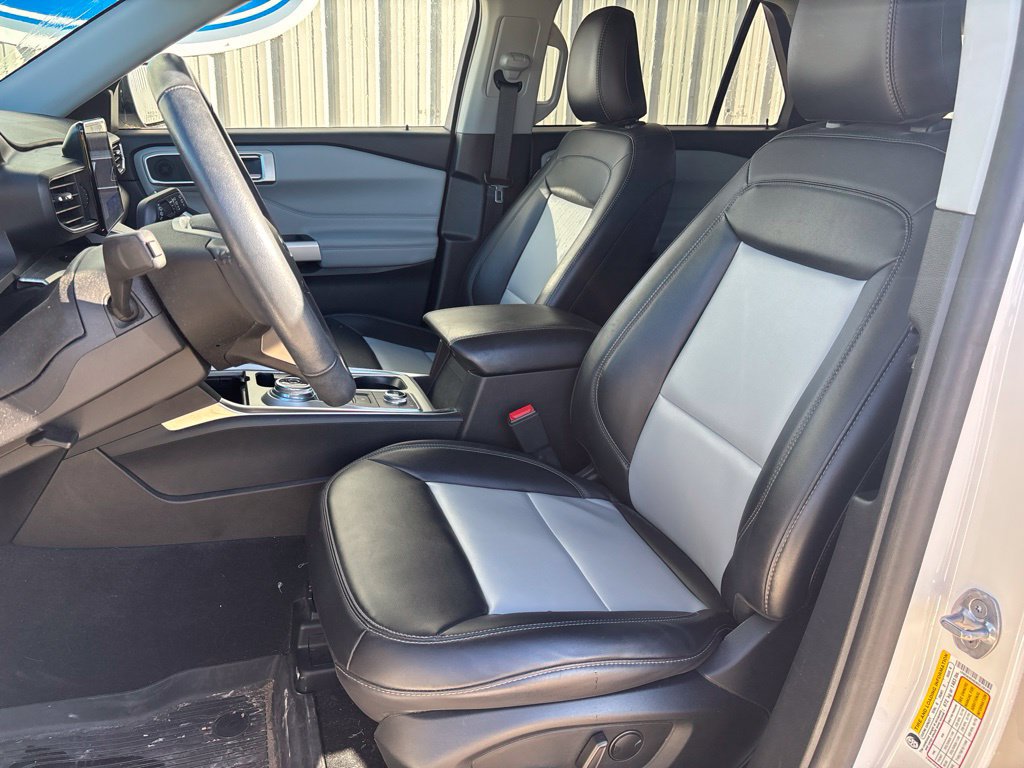 Used 2022 Ford Explorer XLT w/ Equipment Group 202A AWD/4WD image 13