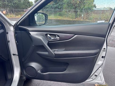 Used 2016 Nissan Rogue SL image 45