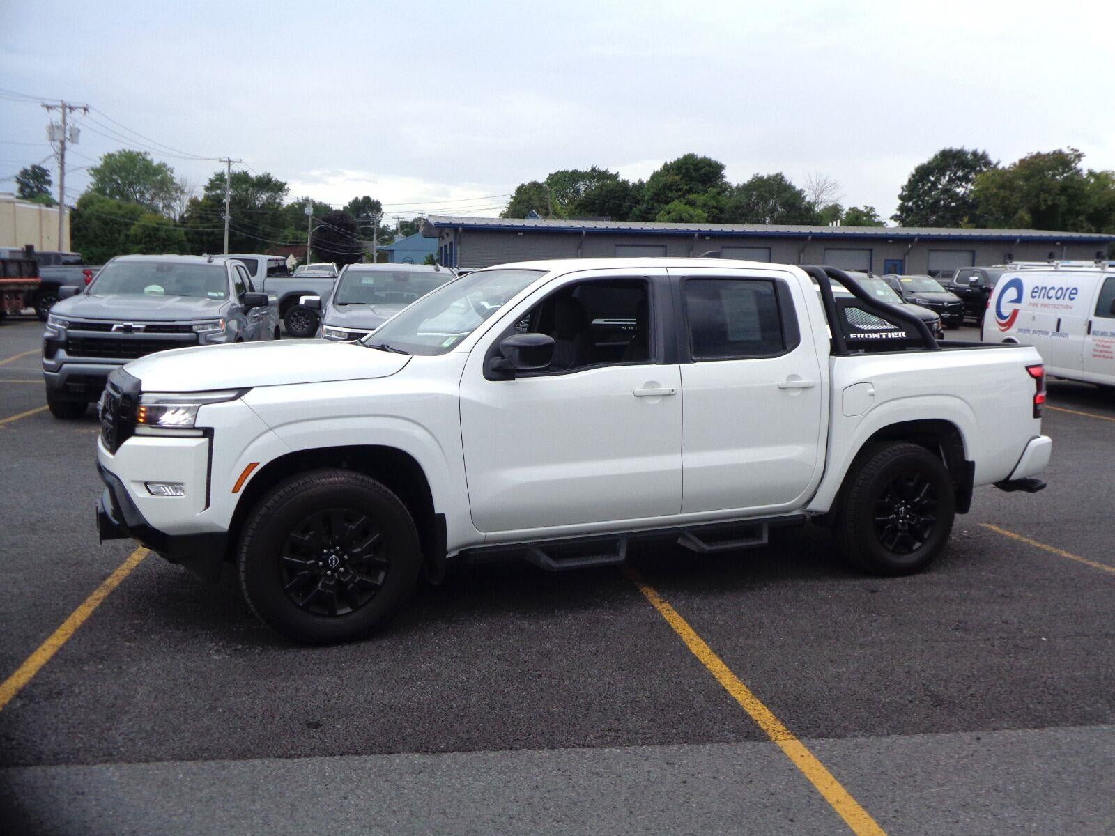 Used 2023 Nissan Frontier SV w/ Midnight Edition Package AWD/4WD image 5