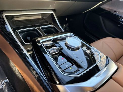 Used 2023 BMW 740i image 28