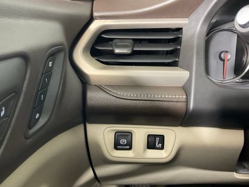 Used 2017 GMC Acadia Denali w/ Technology Package FWD image 28
