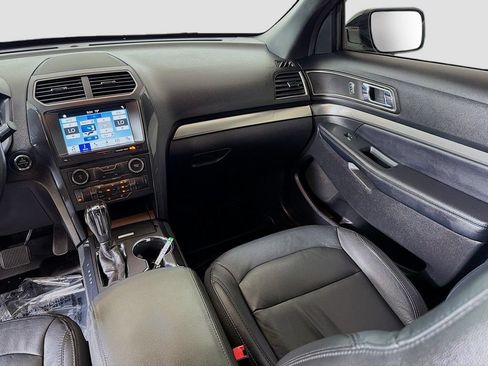 Used 2018 Ford Explorer XLT w/ Equipment Group 202A AWD/4WD image 30