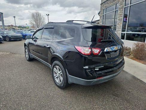 Used 2017 Chevrolet Traverse LT image 3
