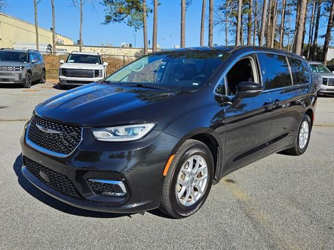 Used 2023 Chrysler Pacifica Touring-L image 3