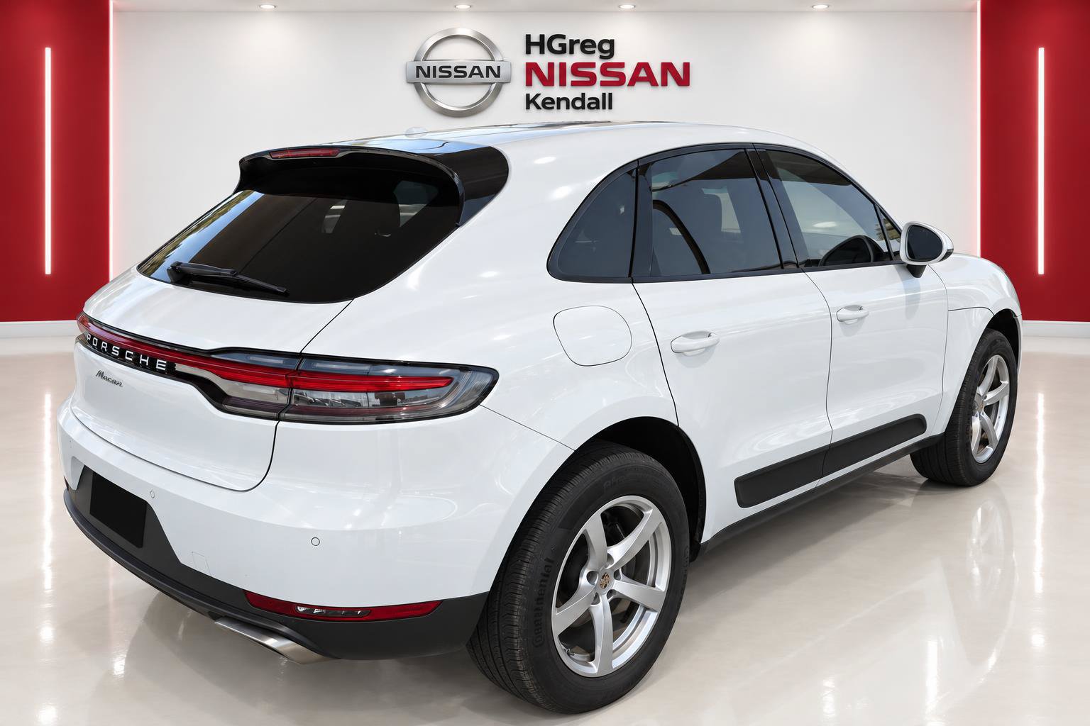 Used 2021 Porsche Macan w/ Premium Package AWD/4WD image 4