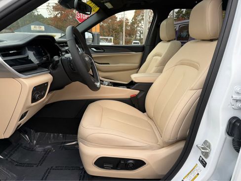 Used 2023 Jeep Grand Cherokee 4WD 4xe image 12