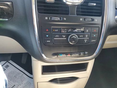 Used 2016 Chrysler Town & Country Touring FWD image 13
