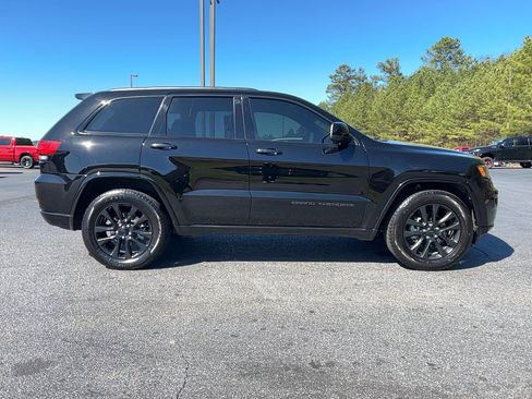 Used 2020 Jeep Grand Cherokee Altitude image 4