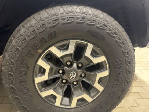 Used 2022 Toyota Tacoma TRD Off-Road image 5