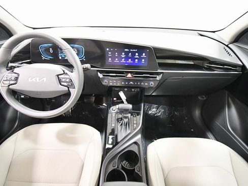 Certified 2025 Kia Niro EX image 3
