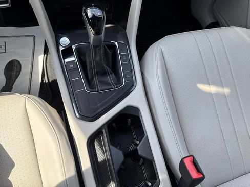 Certified 2022 Volkswagen Tiguan SE R-Line FWD image 19