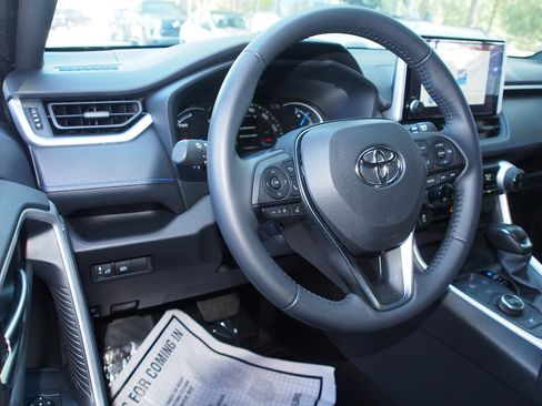 Used 2024 Toyota RAV4 SE image 15