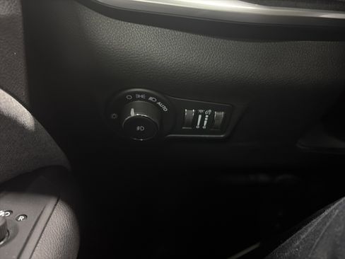 Used 2024 Jeep Compass Latitude image 17